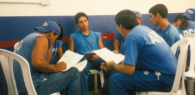 Trabajadores participando en una intervenci&oacute;n grupal